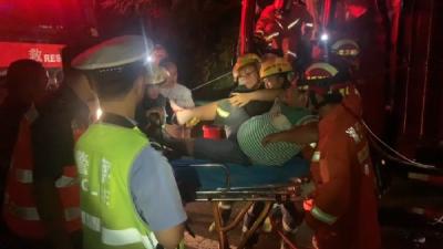 货车深夜撞上半挂箱  消防员解救被困司机