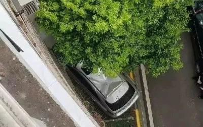 孝昌男子6楼摔下砸毁豪车奇迹生还，醒来第一句话竟是……