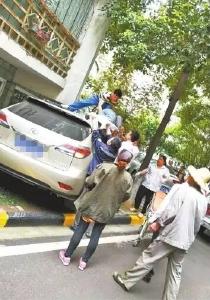 孝感装卸工六楼摔下砸车上奇迹生还 醒后第一句话：车，我赔！