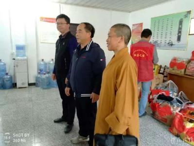 光明寺组织看望孤寡老人