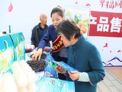 全国“扶贫日”   我市有关部门开展现场推广活动