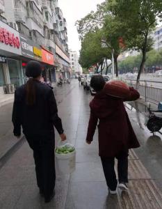 孝感女子交警热心帮助迷路老人回家