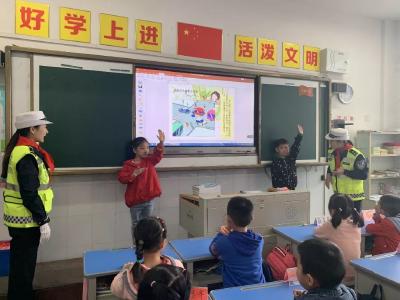 孝感交警走进市实验小学，开展交通安全宣传活动