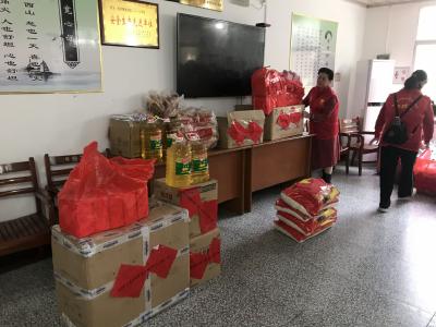 关爱老人  给予温暖