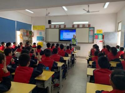 孝感交警进校园 安全常伴读书郎