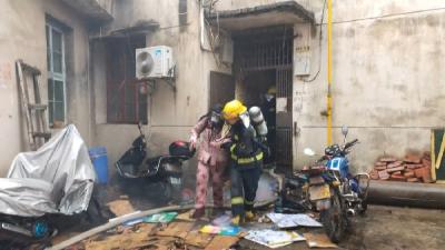 两女子被困火场 消防员救其脱险
