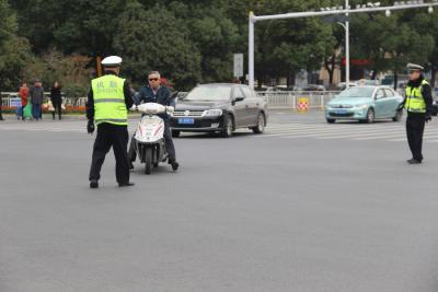 交警携手志愿者    整治交通秩序