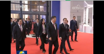 习近平同出席第二届中国国际进口博览会的外国领导人共同巡馆