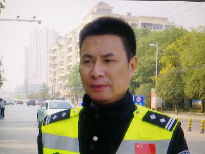 孝感一女司机改装车辆 民警依法进行处罚