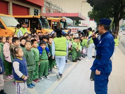 萌娃走进消防 互动体验长知识