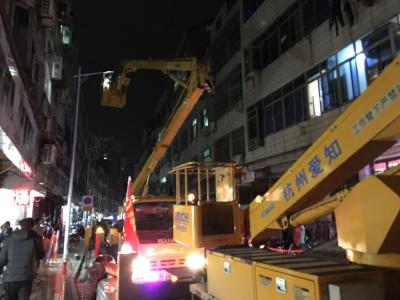 路灯亮又密  背街小巷居民出行更便利