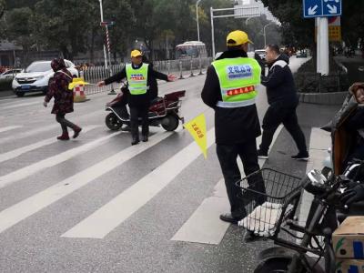 交警携手志愿者    开展文明交通劝导