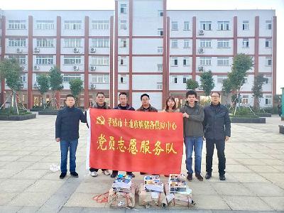 市土地收购储备供应中心党支部组织党员干部为龙店中学捐赠爱心图书