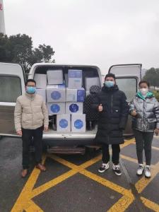 爱心人士自发采购医疗防护物资捐赠医院