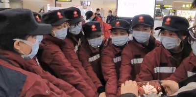 重庆医疗队驰援湖北孝感|此时，重庆市级医疗队144人正在赶赴湖北孝感支援抗击新型冠状病毒感染的肺炎疫情。 　　