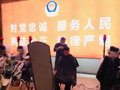义务理发进警营 助力打赢疫情防控阻击战