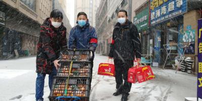大雪纷飞也阻挡不了爱心的热情——孝感市孝客集团大东门商户向“最美逆行者”表达爱心
