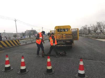​汉川强化公路养管 保障防控通道安全畅通