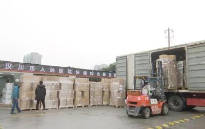 万里驰援！荷兰爱国华侨捐赠的8万多件防护服运抵湖北汉川