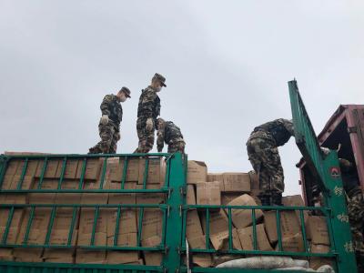 黑龙江省双鸭山市捐赠102吨大米运抵孝感