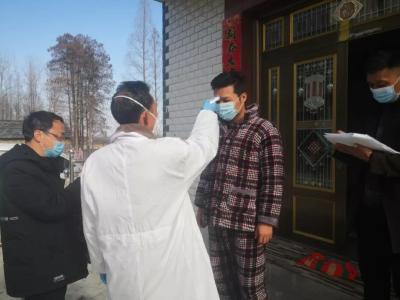 父子上阵，夫妻携手，战“疫”一家人