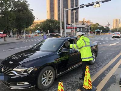 孝感交警加大防疫管控力度 禁止机动车、电动车上路行驶