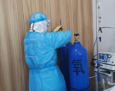 隔离病房里 9个重庆护士为一个孝感病人搬了208瓶氧气