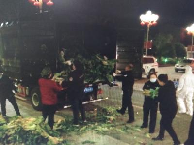  四川什邡警方行程千里援助孝感八吨蔬菜   只为报当年患难情  