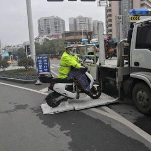 孝感交警加大防控管控力度 禁止机动车电动车上路行驶