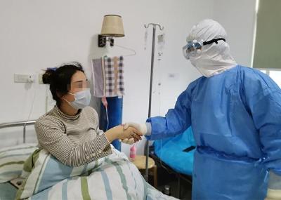 “看不清你的脸，却记下你穿防护服的身影”