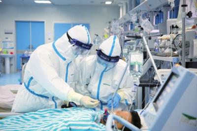 刀尖上的“逆行者” ——探访湖北省孝感市中心医院新冠肺炎急危重症隔离病区 