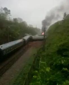 一列客运火车在湖南境内侧翻，现场起火（视频）