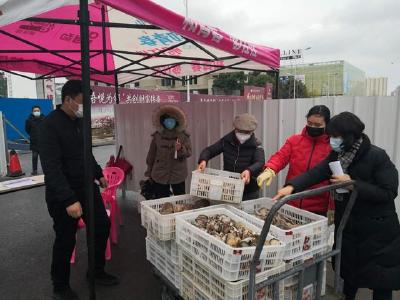 孝感邮政人为种植户解忧，自发捐款采购蘑菇送社区
