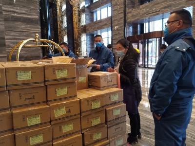 重庆财信企业集团向重庆赴孝感支援队捐赠护肤用品