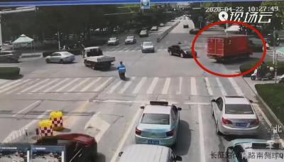 货车城区随意掉头“动作太大”致使整个车身横在马路  倒车被查