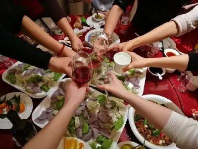 一次聚餐89人感染，这两个地方接连暂停火锅、烧烤等堂食