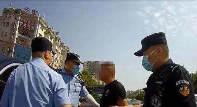 马路中间停车睡大觉 ，然后...