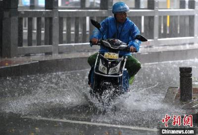 南方多省迎今年来最强降雨过程 多地部署防汛备汛
