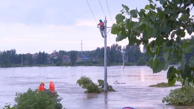 河水漫溢冲倒电杆  供电人员驾船排险