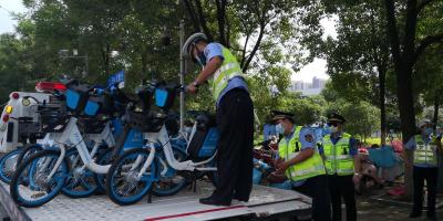 孝感交警城管联手    整治共享电动自行车