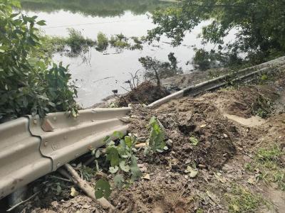 孝昌|大货车撞上钢护栏，“生命防护工程”再建功！