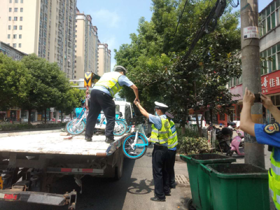警城管大面积拖车！我市集中整治“共享电动自行车”