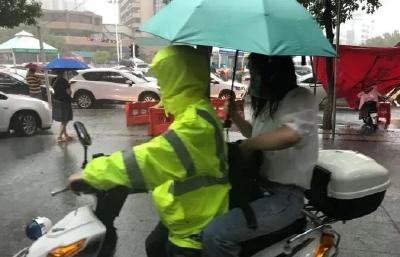 孝感交警全员上路 暴雨中护航高考