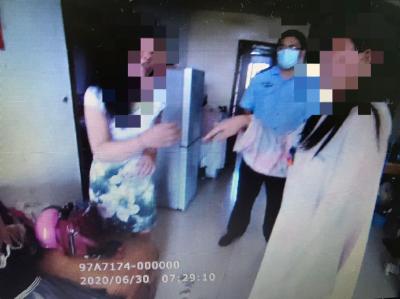 女孩与母亲争吵后准备跳楼轻生  民警耐心做工作解开心结