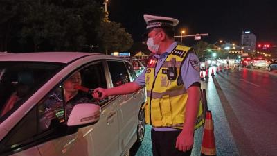 夏季夜查酒驾统一行动 维护道路交通安全秩序