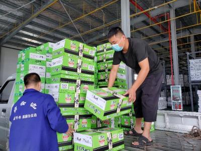 爱心企业捐赠150箱方便面支援防汛一线