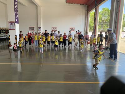 萌娃走进消防 互动体验长知识