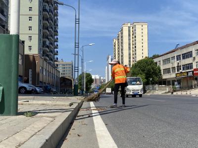 高温下的“夫妻档”环卫工：用汗水换来城市整洁