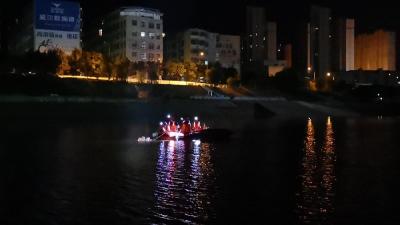 少年负气跳河   消防苦劝救起