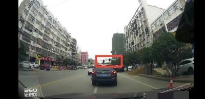 小孩身子伸出天窗  网友举报被查处